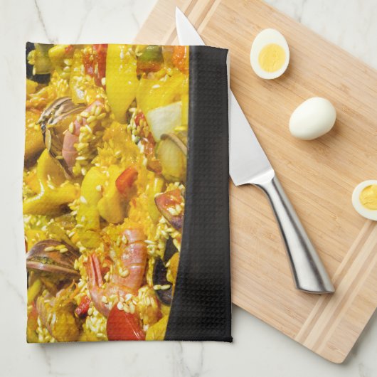 Paella wird auf einem Grill gekocht Handtuch (Viertel Falte)