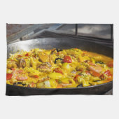 Paella wird auf einem Grill gekocht Handtuch (Horizontal)