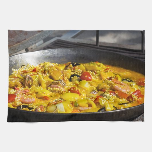 Paella wird auf einem Grill gekocht Handtuch (Horizontal)