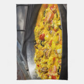 Paella wird auf einem Grill gekocht Handtuch (Vertikal)