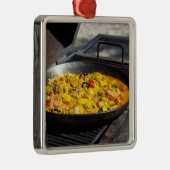 Paella wird auf einem Grill gekocht Ornament Aus Metall (Rechts)