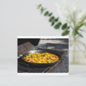 Paella wird auf einem Grill gekocht Postkarte (Stehend Vorderseite)