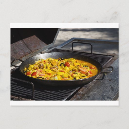 Paella wird auf einem Grill gekocht Postkarte (Vorderseite)