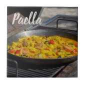 Paella wird auf einem Grillgeschenk für Koch gekoc Fliese (Vorderseite)