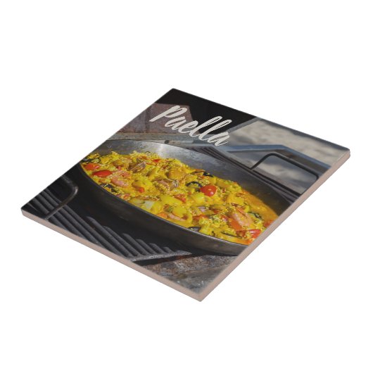 Paella wird auf einem Grillgeschenk für Koch gekoc Fliese (Seite)