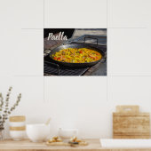 Paella wird auf einem Grillgeschenk für Koch gekoc Poster (Küche)