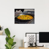 Paella wird auf einem Grillgeschenk für Koch gekoc Poster (Heimbüro)