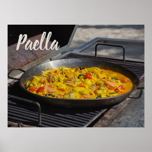 Paella wird auf einem Grillgeschenk für Koch gekoc Poster (Vorne)