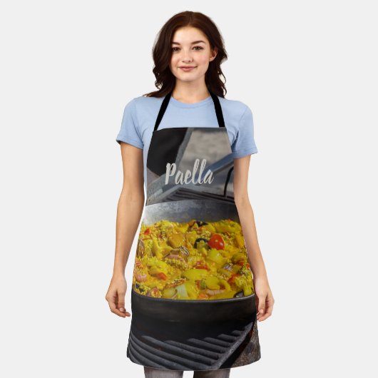 Paella wird auf einem Grillgeschenk für Koch gekoc Schürze (Getragen)