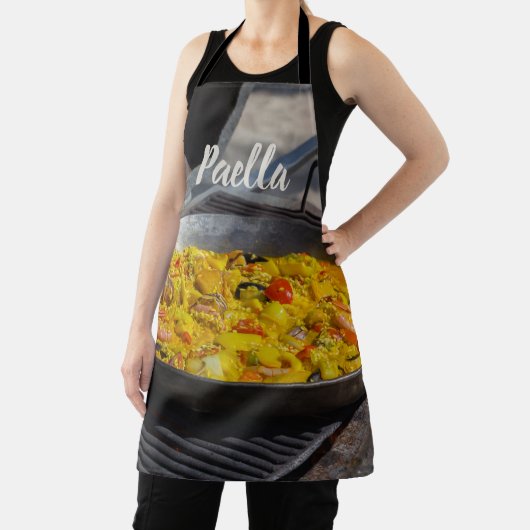 Paella wird auf einem Grillgeschenk für Koch gekoc Schürze (InSitu)