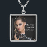 Pageant Queen Sterling Silberkette<br><div class="desc">Diese charmante, sterling silberne Halskette wird mit einem Beispieltext aus Foto und Titel gezeigt. Passen Sie dieses Element an, und ändern Sie das Foto und den Beispieltext in Ihr eigenes. Anpassen mit dieser Vorlage. Lizenziertes Bild</div>