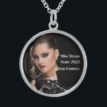 Pageant Queen Sterling Silberkette<br><div class="desc">Diese charmante, sterling silberne Halskette wird mit einem Beispieltext aus Foto und Titel gezeigt. Passen Sie dieses Element an, und ändern Sie das Foto und den Beispieltext in Ihr eigenes. Anpassen mit dieser Vorlage. Lizenziertes Bild</div>