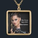 Pageant Queen Vergoldete Kette<br><div class="desc">Diese reizvolle, vergoldete Halskette wird mit einem Beispieltext aus Foto und Titel gezeigt. Passen Sie dieses Element an, und ändern Sie das Foto und den Beispieltext in Ihr eigenes. Anpassen mit dieser Vorlage. Lizenziertes Bild</div>
