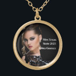 Pageant Queen Vergoldete Kette<br><div class="desc">Diese reizvolle, vergoldete Halskette wird mit einem Beispieltext aus Foto und Titel gezeigt. Passen Sie dieses Element an, und ändern Sie das Foto und den Beispieltext in Ihr eigenes. Anpassen mit dieser Vorlage. Lizenziertes Bild</div>