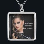 Pageant Queen Versilberte Kette<br><div class="desc">Diese reizvolle, silberne Halskette wird mit einem Beispieltext aus Foto und Titel gezeigt. Passen Sie dieses Element an, und ändern Sie das Foto und den Beispieltext in Ihr eigenes. Anpassen mit dieser Vorlage. Lizenziertes Bild</div>