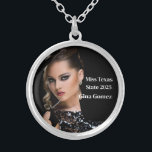 Pageant Queen Versilberte Kette<br><div class="desc">Diese reizvolle, silberne Halskette wird mit einem Beispieltext aus Foto und Titel gezeigt. Passen Sie dieses Element an, und ändern Sie das Foto und den Beispieltext in Ihr eigenes. Anpassen mit dieser Vorlage. Lizenziertes Bild</div>