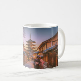 Pagode in Kyoto, Japan bei Dämmerung Kaffeetasse