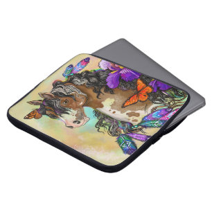 Paint Horse Mustang mit Iris und Schmetterlingen Laptopschutzhülle