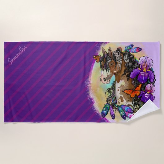 Paint Horse Mustang mit Iris und Schmetterlingen Strandtuch (Vorderseite)