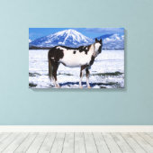 Paint Horse Stehend im Schnee Leinwanddruck (Insitu (Holzboden))