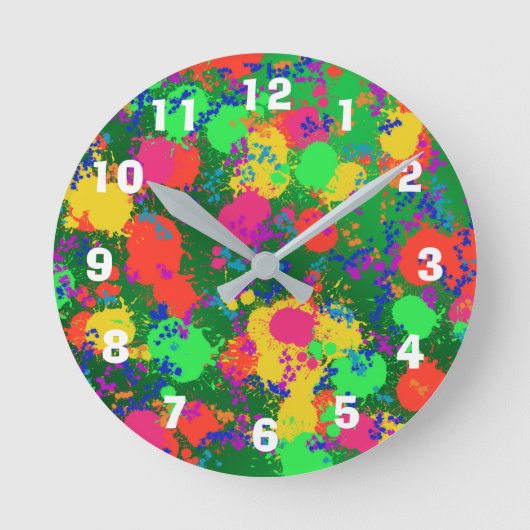 Paint Splatter on Shades of Green Clock Runde Wanduhr (Vorderseite)
