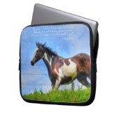 Paint Stallion und Cloud Fenceline & Gedicht Laptopschutzhülle (Vorderseite Links)