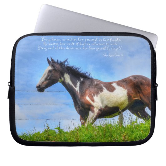 Paint Stallion und Cloud Fenceline & Gedicht Laptopschutzhülle (Vorderseite)