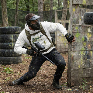 Paintball-Spieler mit Dual-Marker-Action-Sport Hoodie