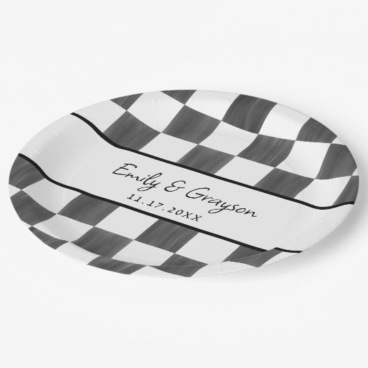 Painted Black Checkerboard Pattern Wedding Pappteller (Schrägansicht)