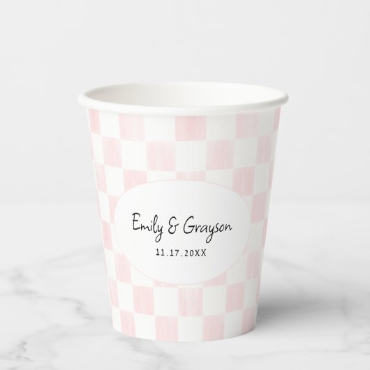 Painted Pink Checkerboard Pattern Wedding Pappbecher (Vorderseite)