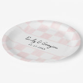 Painted Pink Checkerboard Pattern Wedding Pappteller (Schrägansicht)