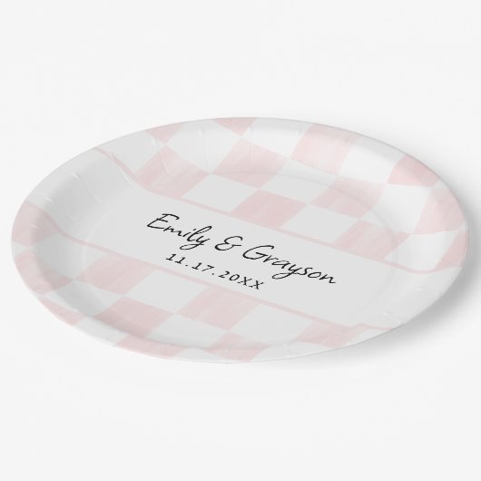 Painted Pink Checkerboard Pattern Wedding Pappteller (Schrägansicht)
