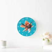 Painterly Orange und White Goldfish Runde Wanduhr (Zuhause)