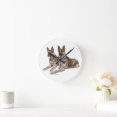 Pair of German Shepherd Dogs Runde Wanduhr (Zuhause)
