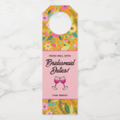 Pairs gut mit Bridesmaid Duties Wine Flaschenanhänger (Vorderseite)