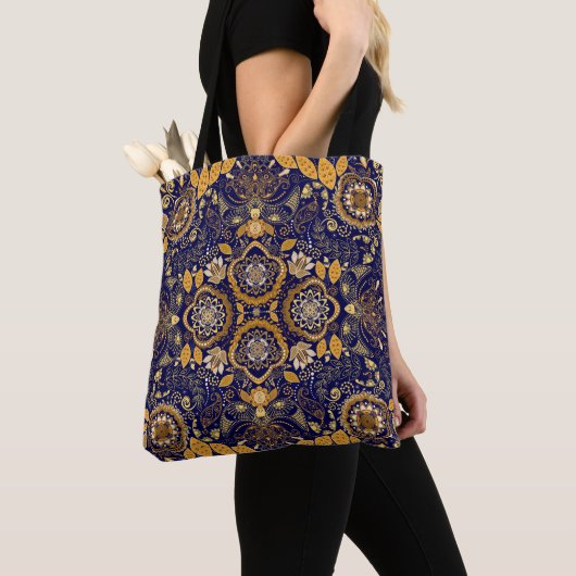Paisley Elegance: Textile Designmuster Tasche (Von Nahem)