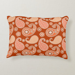 Paisley-Muster, Mandarin Orange und Weiß Dekokissen