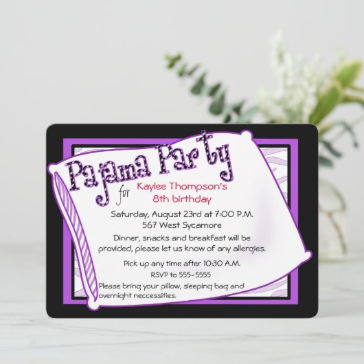 Pajama Party in Schwarz und Lila Einladung (Stehend Vorderseite)