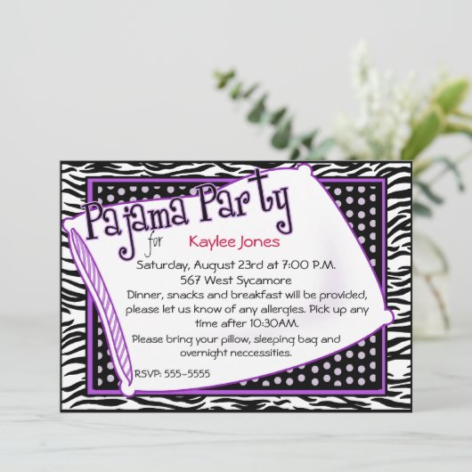 Pajama-Party in Schwarz und Lila Einladung (Stehend Vorderseite)