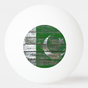 Pakistanische Flagge auf rauem Holz verschalt Tischtennisball