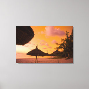 Palapa-Strandhütten bei Sonnenaufgang, Belle Mare Leinwanddruck