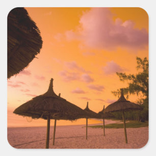 Palapa-Strandhütten bei Sonnenaufgang, Belle Mare Quadratischer Aufkleber