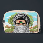 Palästina Freedom Fighter Portrait Waschbeutel<br><div class="desc">Freiheitskämpfer Palästina Jugend im heimat mit Olivenbaum und sonnigen Hügeln - Original Vector Illustrationsrundlogo abgeschieden auf weiß,  Design Copyright BluedarkArtChameleonArt</div>