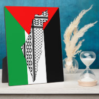 Palästinensische Flagge und Karte mit Keffiyeg-Mus