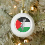 Palästinensische Flagge und Karte mit Keffiyeg-Mus Keramik Kugel-Ornament<br><div class="desc">Palästina Karte und Flag mit Keffiyeh Muster Design Symbol für Widerstand und Freiheit. Der prominente palästinensische Politiker Jassir Arafat, der sich schnell auf die 1960er Jahre und den Aufstieg der palästinensischen Widerstandsbewegung vorwärtsbewegte, festigte diese Bedeutung hinter dem Keffiyeh weiter. Der Keffiyeh wurde Arafats persönliches Markenzeichen, als er es über seine...</div>