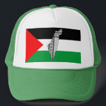 Palästinensische Flagge und Karte mit Keffiyeg-Mus Truckerkappe<br><div class="desc">Palästina Karte und Flag mit Keffiyeh Muster Design Symbol für Widerstand und Freiheit. Der prominente palästinensische Politiker Jassir Arafat, der sich schnell auf die 1960er Jahre und den Aufstieg der palästinensischen Widerstandsbewegung vorwärtsbewegte, festigte diese Bedeutung hinter dem Keffiyeh weiter. Der Keffiyeh wurde Arafats persönliches Markenzeichen, als er es über seine...</div>