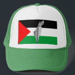 Palästinensische Flagge und Karte mit Keffiyeg-Mus Truckerkappe<br><div class="desc">Palästina Karte und Flag mit Keffiyeh Muster Design Symbol für Widerstand und Freiheit. Der prominente palästinensische Politiker Jassir Arafat, der sich schnell auf die 1960er Jahre und den Aufstieg der palästinensischen Widerstandsbewegung vorwärtsbewegte, festigte diese Bedeutung hinter dem Keffiyeh weiter. Der Keffiyeh wurde Arafats persönliches Markenzeichen, als er es über seine...</div>