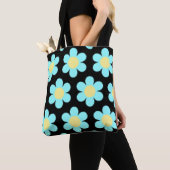 Pale Blue Daisies Tasche (Von Nahem)