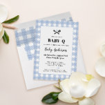 Pale Blue Gingham Kariert Baby Dusche GRILLEN Einladung<br><div class="desc">Feiern Sie Mama und Baby mit dieser Baby-q Hinterhof Barbecue Party Einladung, die eine fröhliche Aufnahme in den klassischen Gingham kariert Picknicktuch Muster in weichem Blau und Weiß und das charmante Detail der Grillgeräte mit Herz. Passen Sie den Text an, um die Details Ihres Party mit flexiblen Textfeldern Anzug, oder...</div>