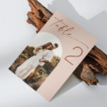 Pale Blush Script Wedding | Elegantes Arch-Foto Tischnummer<br><div class="desc">Bringen Sie eine sanfte, romantische Touch in Ihren Hochzeitsempfang mit dieser Tischnummer. Dieses minimalistische Design mit elegantem Drehtext und einem optionalen Bogenform-Foto eignet sich perfekt für moderne, neutrale, boho- oder blush-thematische Hochzeiten. Ideal für Paare, die eine saubere, schlichte Ästhetik mit einem warmen und romantischen Ambiente Liebe haben. Die sanfte Farbe...</div>